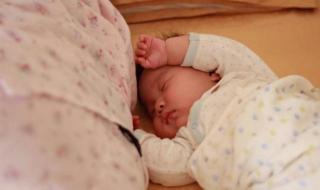 一个月婴儿很困就是不睡 婴儿不睡觉怎么办
